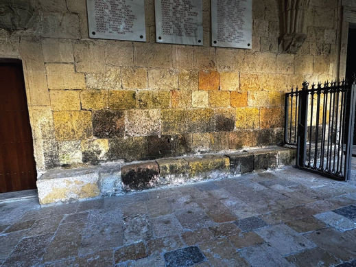 Foto de las humedades en el exterior del muro del refectorio. Autoría Propia.