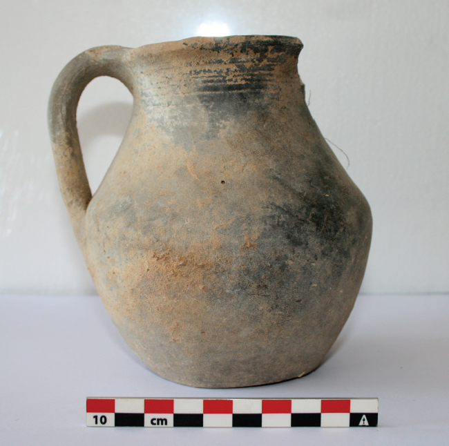Figura 4. Jarrito carenado procedente de la tumba 6 de la necrópolis de El Horcajo-La Solana.