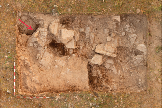 Figura 11. Sondeo 3 de Teso Santo, con posible estructura rectangular. La flecha indica el lugar en el que se ha registrado parte del alzado y la cara del muro.