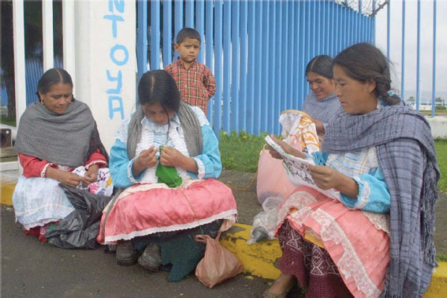 Figura 2. Mujeres mazahuas tejiendo durante un plantón en la planta potabilizadora Los Berros, del Sistema Cutzamala