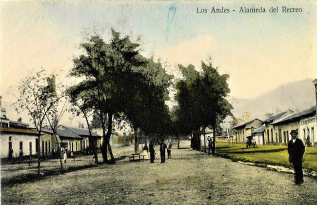 Figura 6. Postal de la Alameda del Recreo, en la urbe de Los Andes, en la que se destaca al sistema de riego a un costado del arbolado urbano andino y sus respectivas viviendas de adobe y con ello consolidaba un paisaje cultural del agua