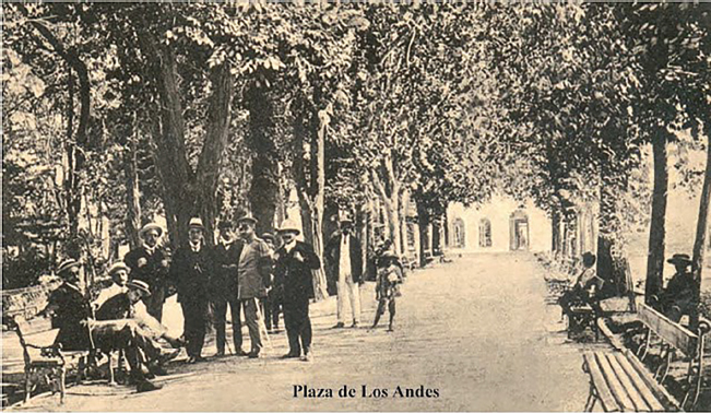 Figura 14. Postal histórica que hace alusión a la plaza de Armas de la ciudad de Los Andes, regada por las acequias ancestrales, en donde la sociedad de la época se juntaba para compartir bajo la sombra de sus árboles, alegres y refrescantes tertulias, en tiempos de calurosos veranos