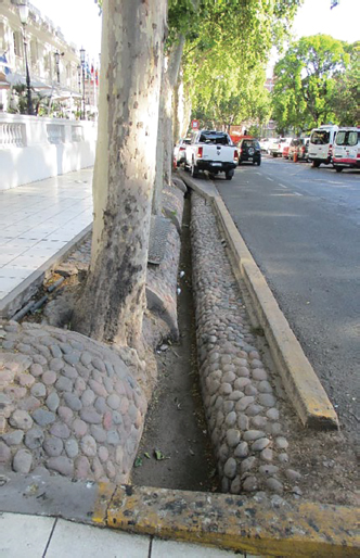 Figura 10. Tradicional acequia de canto rodados próxima a la Plaza de la Independencia, en la ciudad de Mendoza