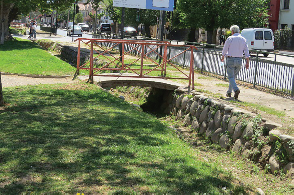 Figura 9. Pequeño puente de hormigón sobre la tradicional acequia urbana de paredes de bloques en las ciudades de San Felipe