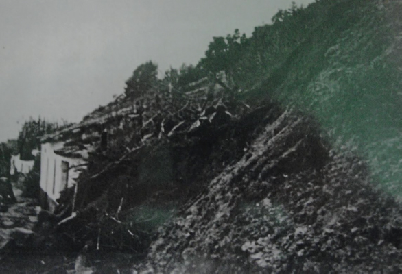 Figura 4. Efecto de los corrimientos de talud de la Cornisa del Aljarafe en las viviendas de Monte Cañuelo hacia mediados del siglo XX
