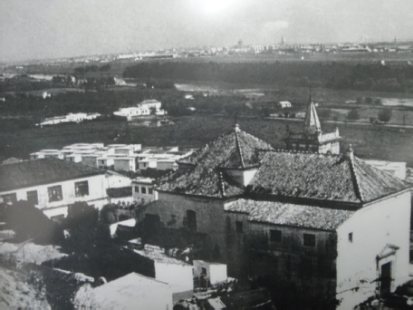Figura 1. Vista del Valle del Guadalquivir desde Monte Cañuelo a mediados del siglo XX, con la parroquia de Nª Sª de Gracia en primer plano (Gelves, Sevilla)