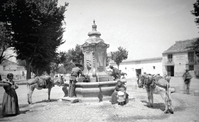 Figura 4. La Fuente de Cabrahígos fotografiada por Casiano Alguacil hacia 1885