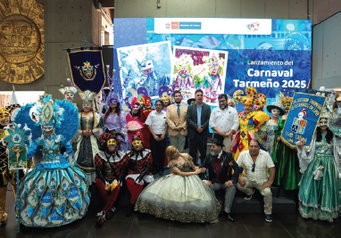 Imagen 12. Don Calixto, Ña Pimienta de la Comparsa Collana La Portada y su cortejo acompañados de funcionarios del Ministerio de Cultura, 2025.